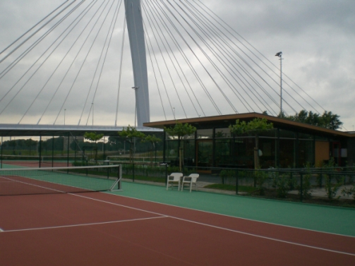 Nieuwe paviljoen en banen bij Pr. Claus brug